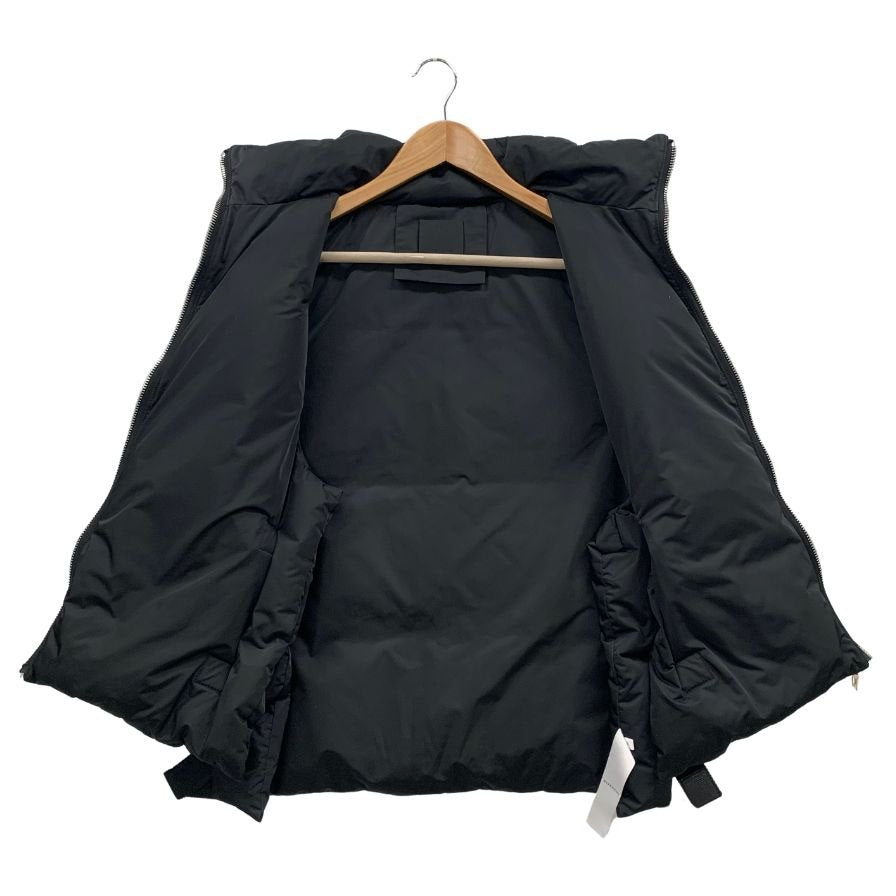 美品◆ジバンシー 23FW ノースリーブパファージャケット 4Gメタルバックル ブラック サイズ48 GIVENCHY 【AFA11】