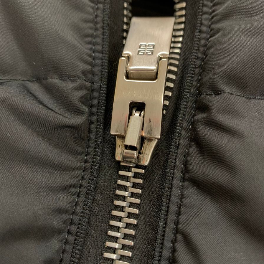 美品◆ジバンシー 23FW ノースリーブパファージャケット 4Gメタルバックル ブラック サイズ48 GIVENCHY 【AFA11】