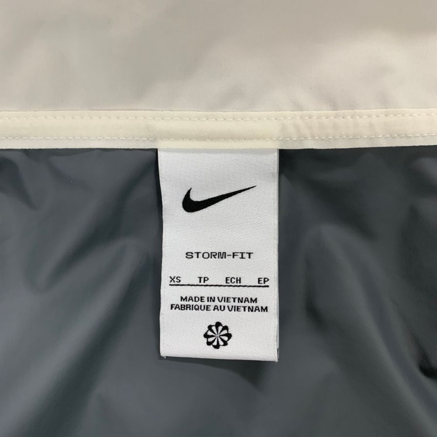極美品◆ナイキ ウインドブレーカー ストーム フィット レディース サイズ XS ホワイト NIKE STORM-FIT 【AFB38】
