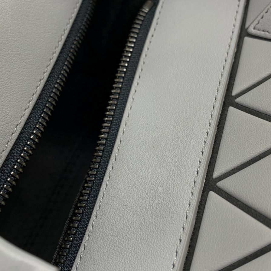 バオバオ イッセイミヤケ スモールハンドバッグ クリスタルマット BB58 AG313 ペールグレー レディース BAOBAO ISSEI MIYAKE【AFE12】