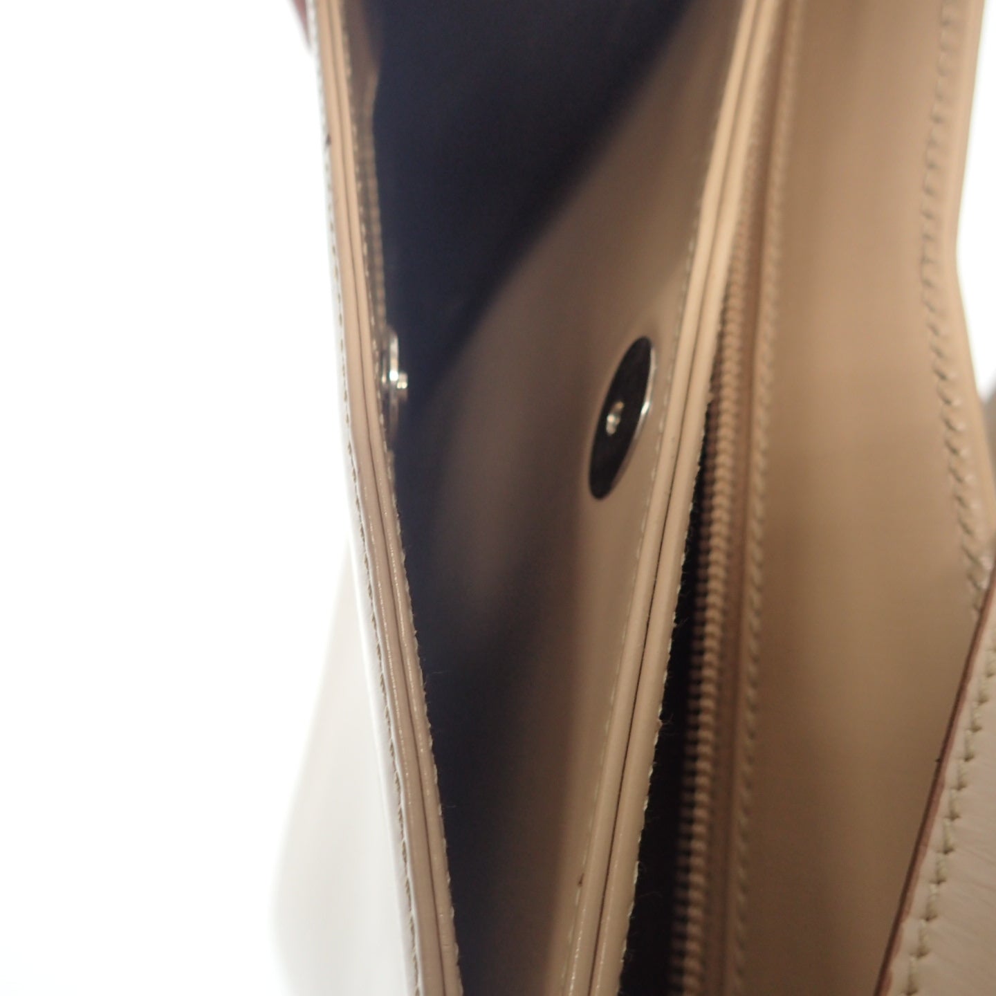 中古◆サルヴァトーレフェラガモ ショルダーバッグ シルバー金具 レザー ベージュ系 Salvatore Ferragamo【AFE12】