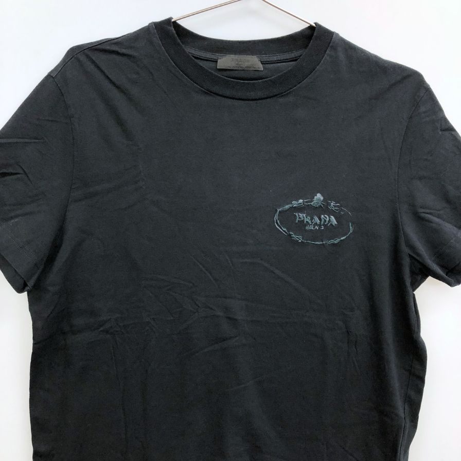 美品◆プラダ Tシャツ 胸元ワンポイント ロゴ 刺繍 メンズ サイズM ブラック PRADA 【AFB11】