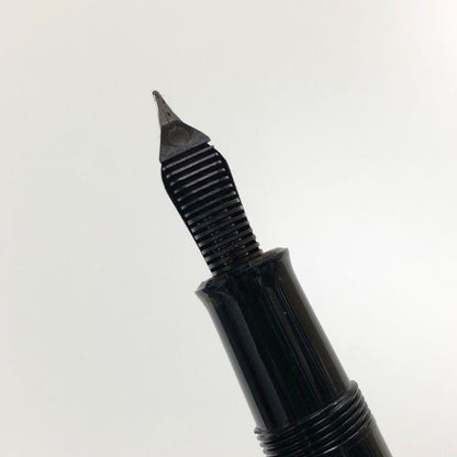 ペリカン 万年筆 M215 クラシック ダイヤライン ブラック×シルバー EF字 Pelikan【AFI22】