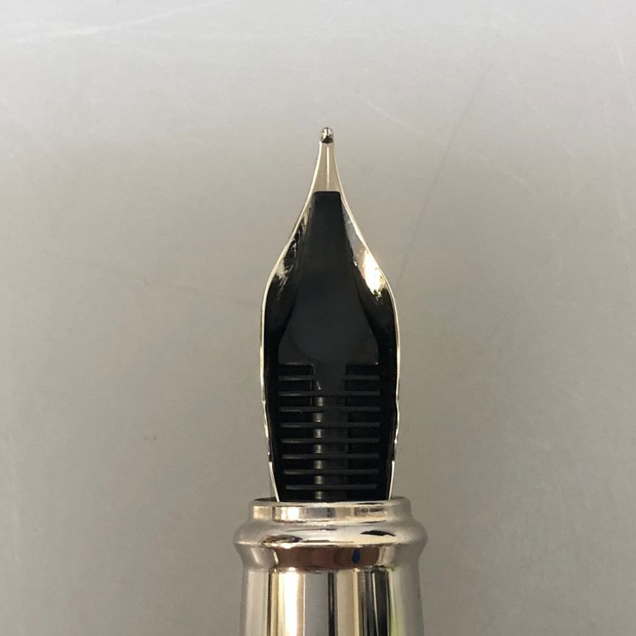 デュポン 万年筆 ラインD エタニティ ファイヤーX ペン先14K Fニブ シルバー系 S.T. Dupont【AFI6】