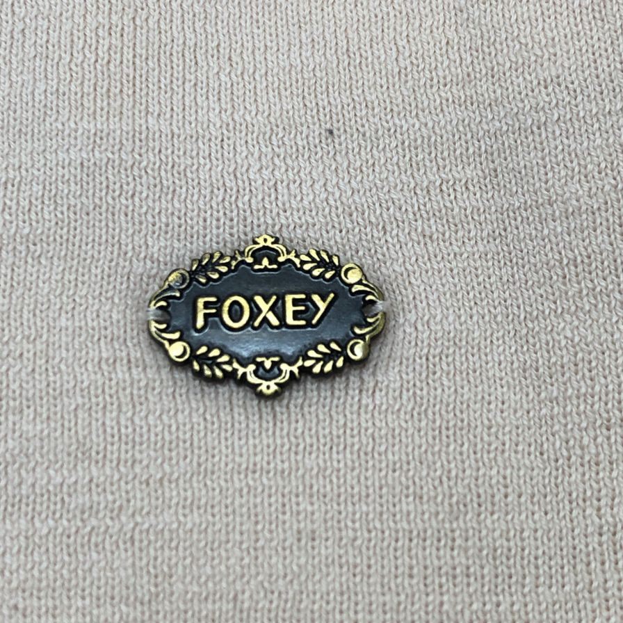 美品◆フォクシー ニット トップス ロゴプレート ウール100% 肩パット付 31781 レディース サイズ38 ベージュ FOXEY 【AFB5】