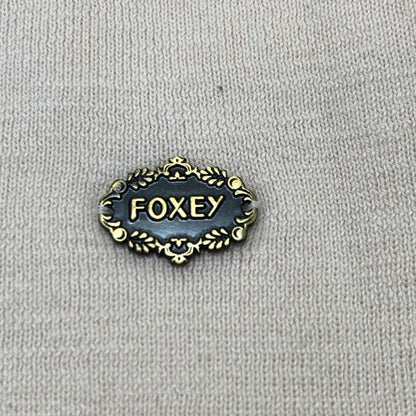 美品◆フォクシー ニット トップス ロゴプレート ウール100% 肩パット付 31781 レディース サイズ38 ベージュ FOXEY 【AFB5】