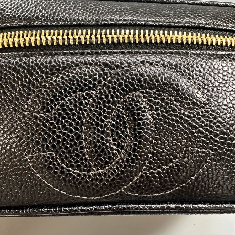 シャネル キャビアスキン バニティバッグ ゴールドジップ ココマーク ブラック CHANEL【AFE4】