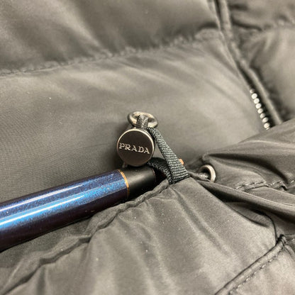 美品◆プラダ ダウンベスト パデッドナイロン トライアングルロゴ サイズ48 メンズ ブラック SGJ191 PRADA 【AFA11】