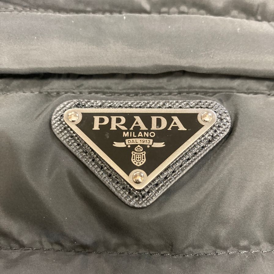 美品◆プラダ ダウンベスト パデッドナイロン トライアングルロゴ サイズ48 メンズ ブラック SGJ191 PRADA 【AFA11】