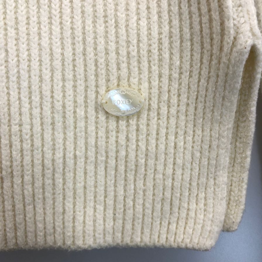 美品◆フォクシー ハイネック ニット トップス コットン ロゴプレート 34823 レディース サイズ38 ホワイト FOXEY 【AFB3】