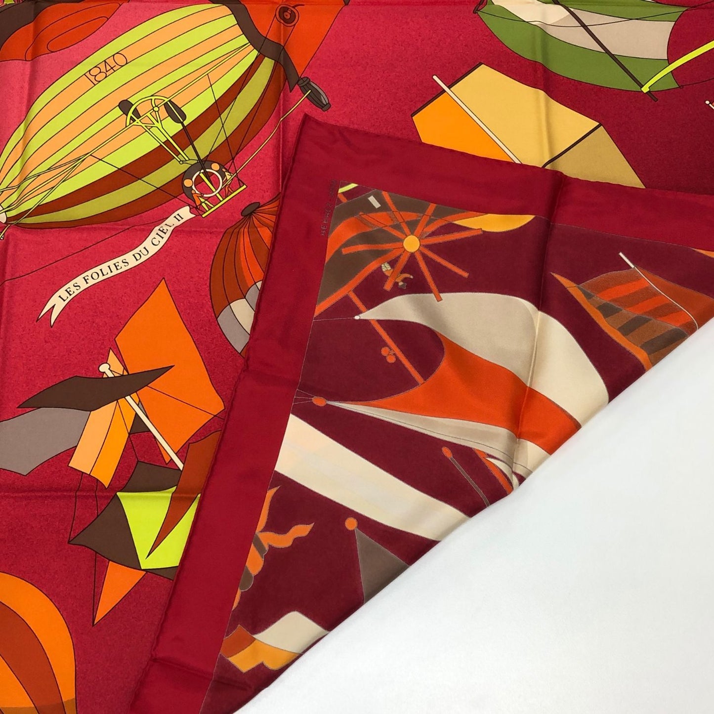 エルメス カレ90 LES FOLIES DU CIEL 大空の狂気 レッド シルク レディース HERMES【AFB53】