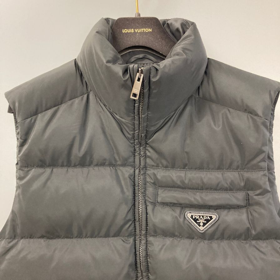 美品◆プラダ ダウンベスト パデッドナイロン トライアングルロゴ サイズ48 メンズ ブラック SGJ191 PRADA 【AFA11】