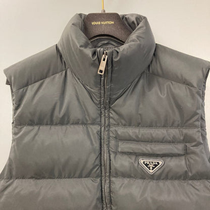 美品◆プラダ ダウンベスト パデッドナイロン トライアングルロゴ サイズ48 メンズ ブラック SGJ191 PRADA 【AFA11】