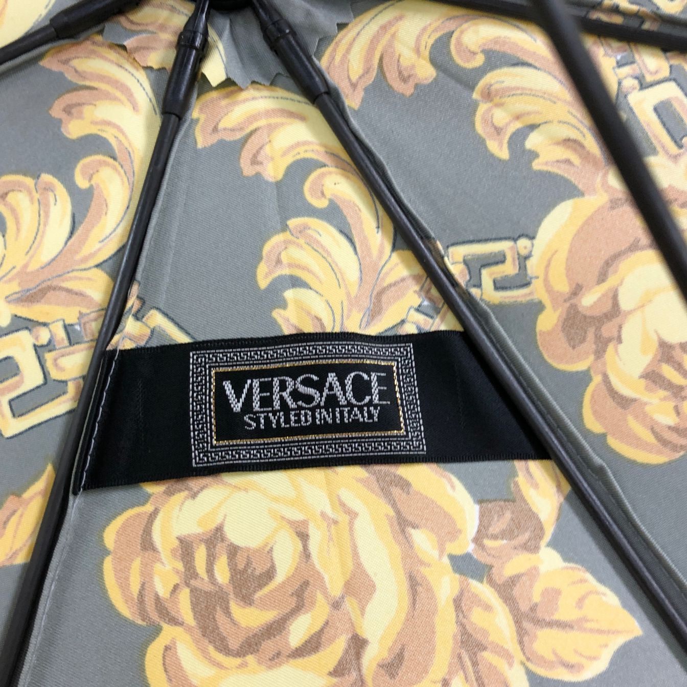 ヴェルサーチ 傘 総柄 ゴールド＆グレー VERSACE【AFE13】【中古】