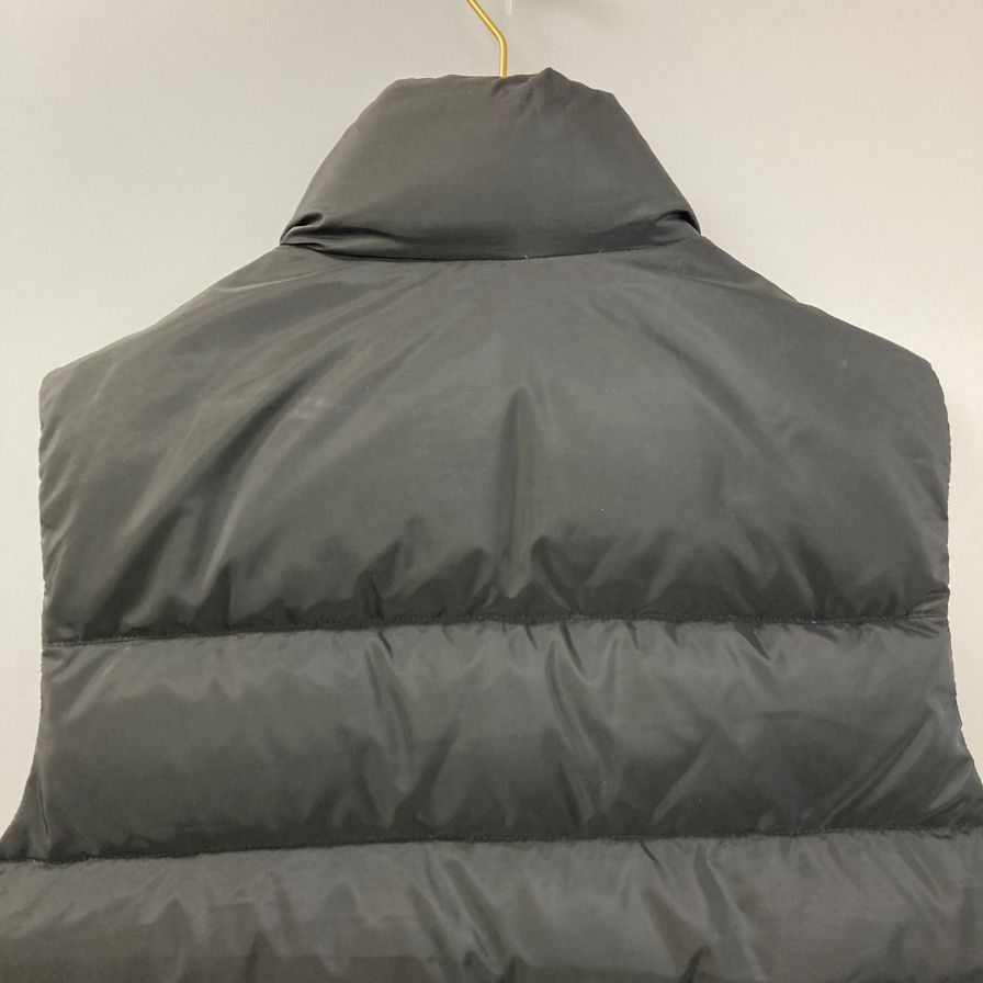 美品◆プラダ ダウンベスト パデッドナイロン トライアングルロゴ サイズ48 メンズ ブラック SGJ191 PRADA 【AFA11】