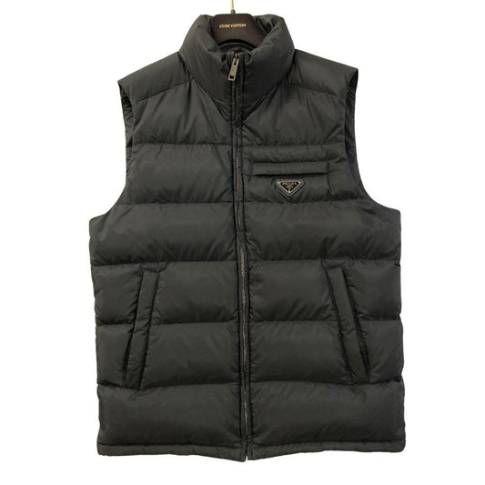 美品◆プラダ ダウンベスト パデッドナイロン トライアングルロゴ サイズ48 メンズ ブラック SGJ191 PRADA 【AFA11】
