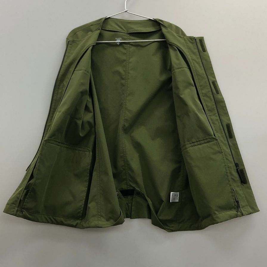 美品◆デサント ノーカラー ユーテリティ ジャケット DLMNJF41S メンズ サイズM カーキ DESCENTE 【AFF19】
