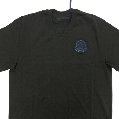 新品同様◆モンクレール  ロゴ ワッペン Tシャツ  メンズ サイズ M ブラック  C-SCOM-23-5448 MONCLER 【AFI21】