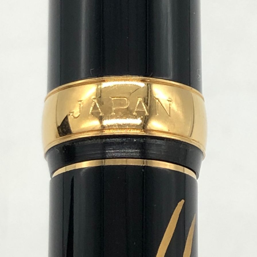 プラチナ 万年筆 蒔絵 梅と松葉 逸平作 ブラック×ゴールド ペン先K18 細字 PLATINUM【AFI17】