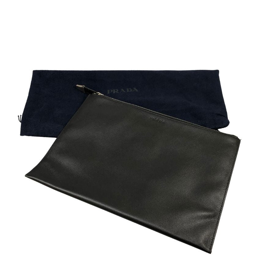 プラダ サフィアーノ レザー 薄型 クラッチ バッグ ブラック PRADA【AFE8】