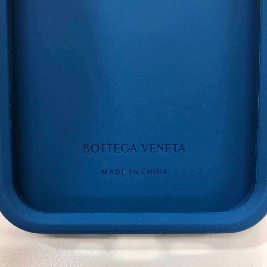 ボッテガヴェネタ iPhoneケース iPhone15Pro ラバー イントレチャート ブルー系 BOTTEGA VENETA【AFI7】【中古】