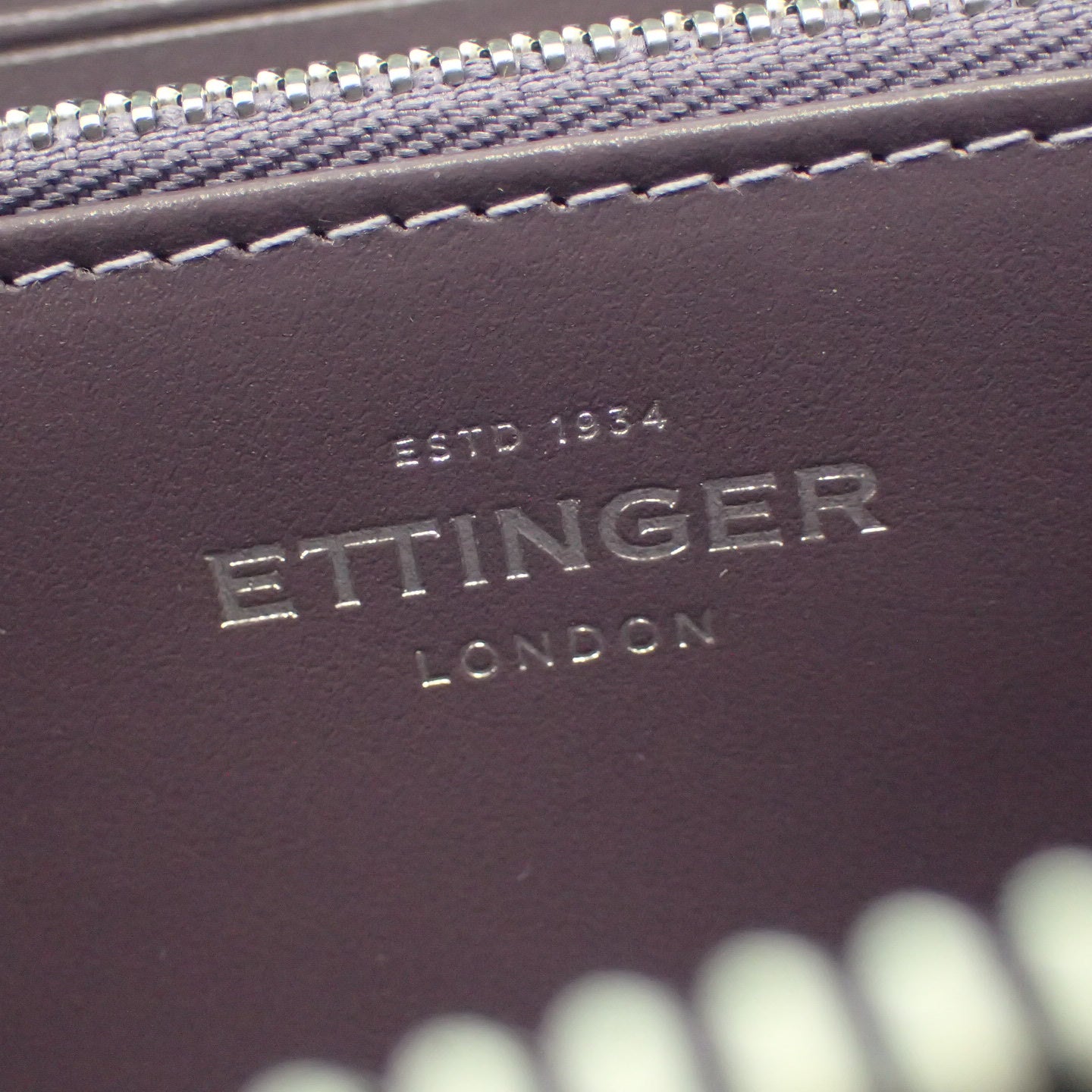 Ettinger 长钱包圆形拉链皮革黑色 x 紫色带盒子 ETTINGER [AFI18] [二手] 